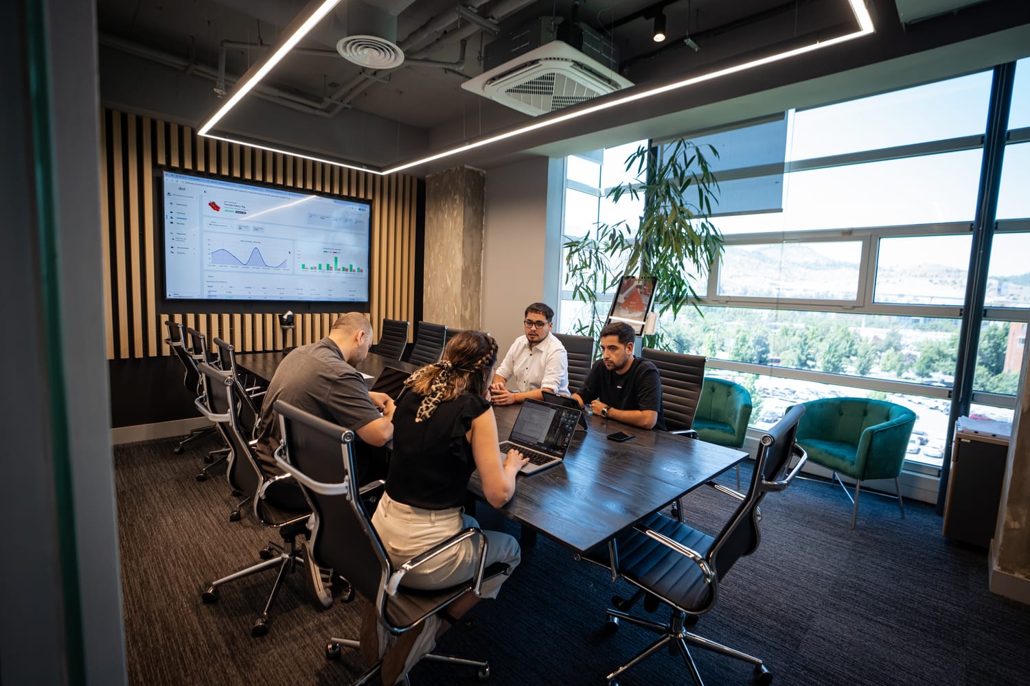 Sala de reuniones en la casa matriz de DOT Solutions, con vista a Santiago